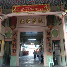 大通りに面した入口