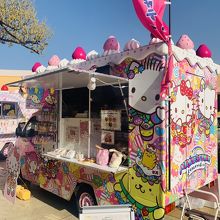 外に可愛いキティーちゃんの販売車
