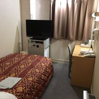 部屋は狭いがベッドは大きめ