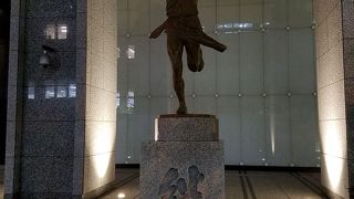 ゴールテープを切っている