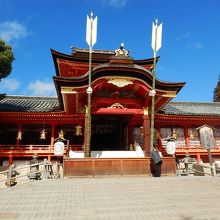 大きな社に巨大な白羽の矢が！