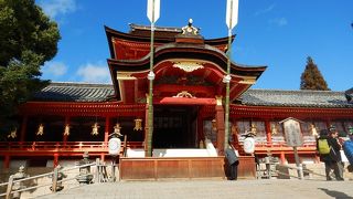 朱の社がまぶしい