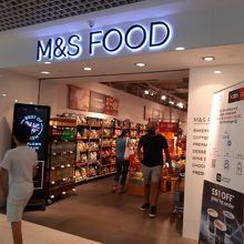 ここのマークス＆スペンサーは食品部門が充実。