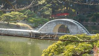 池の中央に位置する橋