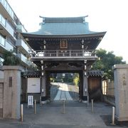 二層の立派な山門