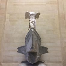 「サモトラケのニケ」がお出迎え