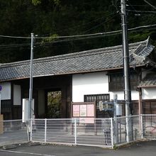 もうちょっと門の前を整備したらいいのに～