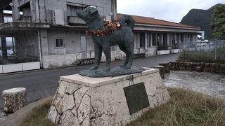 島の有名な犬の像