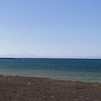 ホテル前のビーチから富士山が見えます。