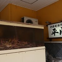 玄関口の生簀には大量のカニ！