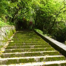 名護城へと続く階段