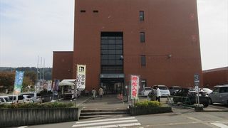 大きな吊るし雛が特徴