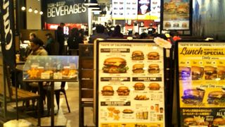 オーダーしてから作られるハンバーガー