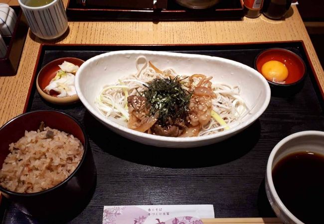 甘辛焼肉がのったお蕎麦