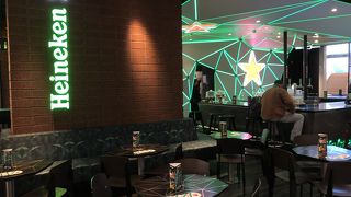 かなり大きな国際空港。