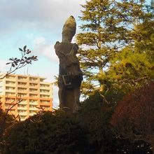 神社創建伝説にちなんだ白狐像