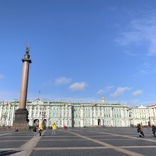 エメラルドブルーが綺麗な美術館の外装