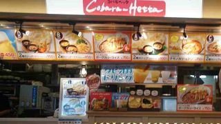 フードコートの一店。