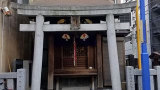 側面から見ると神社らしくない建物
