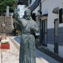 ブロンズ像が並ぶ通り