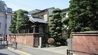レンガ塀の寺院です