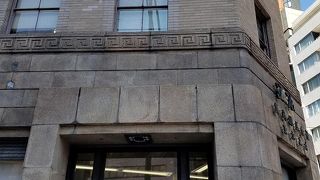 1935年に建てられたレトロなビル