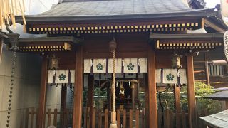 ビルの横に鎮座する神社