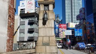 アールデコ調の親柱が良い雰囲気