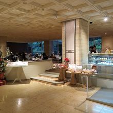 豪華な雰囲気の「東京プリンスホテル」ロビー階にあります