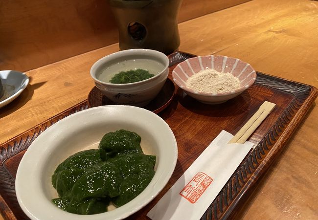 京の雰囲気の中で茶を楽しむ