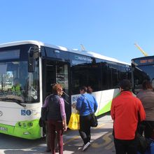 空港行のX４のバス