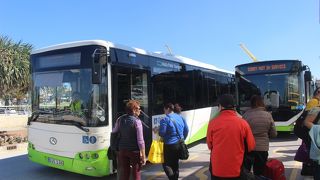 マルタ空港へのX４バス乗り場は少し離れています