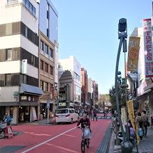 路面が赤く舗装されている