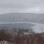 クマ牧場から倶多楽湖を望む