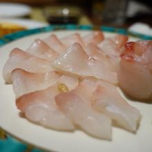 鯛の薄造り。魚は鯛ではないが、ポン酢で食べる刺身は美味しい。
