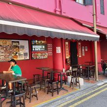 二階への上り口は建物側面にあります。