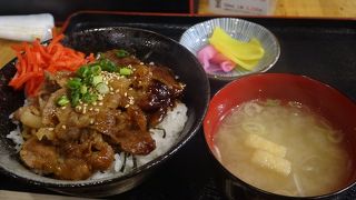 温泉街にある食堂＆市場