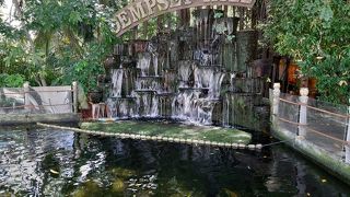 英国統治時代の英軍官舎が今ではオシャレなレストランやショップになっています