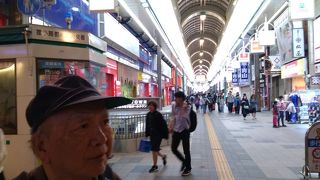 東西に延びたアーケード商店街