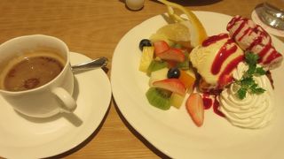 新鮮なフルーツを駅ナカなのにゆったりした空間で。コロナ時のカフェ利用にお勧め