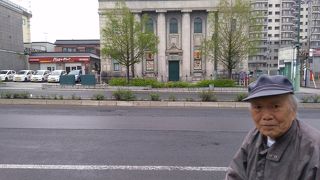 石造りの重厚な装飾が施された建物