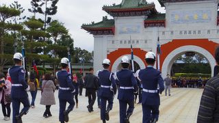 一糸乱れぬ衛兵交代式