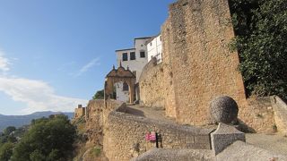 赤いレンガのかわいい門