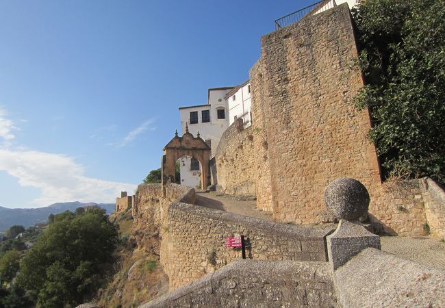 赤いレンガのかわいい門