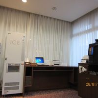 パソコン・製氷機・珈琲・ウォーターサーバー配備の広いロビー