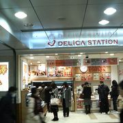 名古屋駅構内、飲食物の品揃えが充実してる売店です