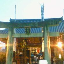 神社の鳥居をくぐった先に建っていて鳥居よりも高く大きいです