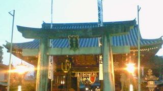 日没頃には門の周囲に明かりが灯されていい雰囲気でした