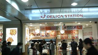 名古屋駅構内、飲食物の品揃えが充実してる売店です