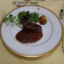 肉料理は霜降高原牛フィレ肉のステーキを選択、美味しかったです